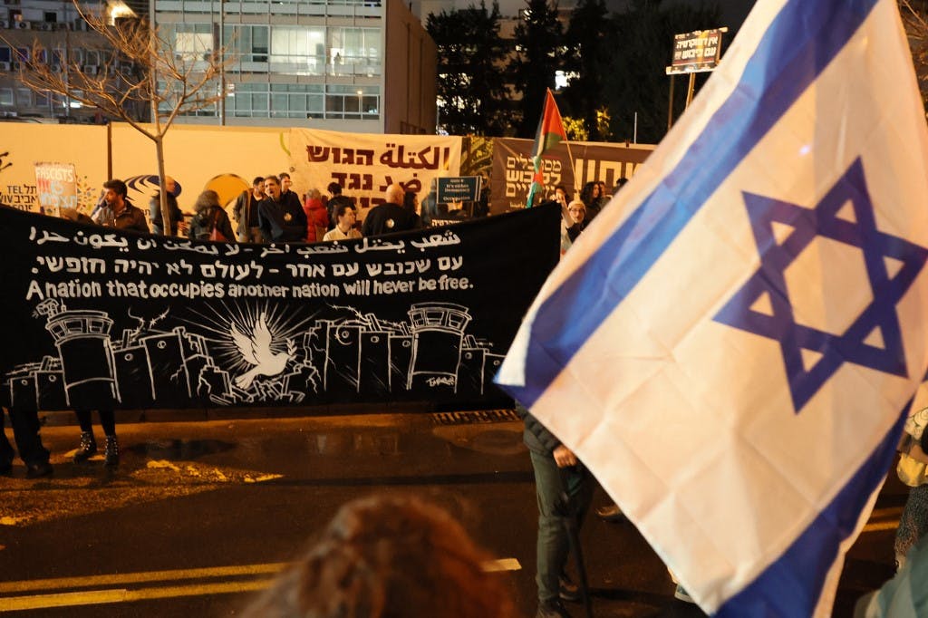 معترضان اسرائیلی - ۴ فوریه ۲۰۲۳ در شهر ساحلی تل‌آویو در تظاهراتی علیه دولت راست‌گرای جدید بنیامین نتانیاهو -(عکس از JACK GUEZ / AFP)