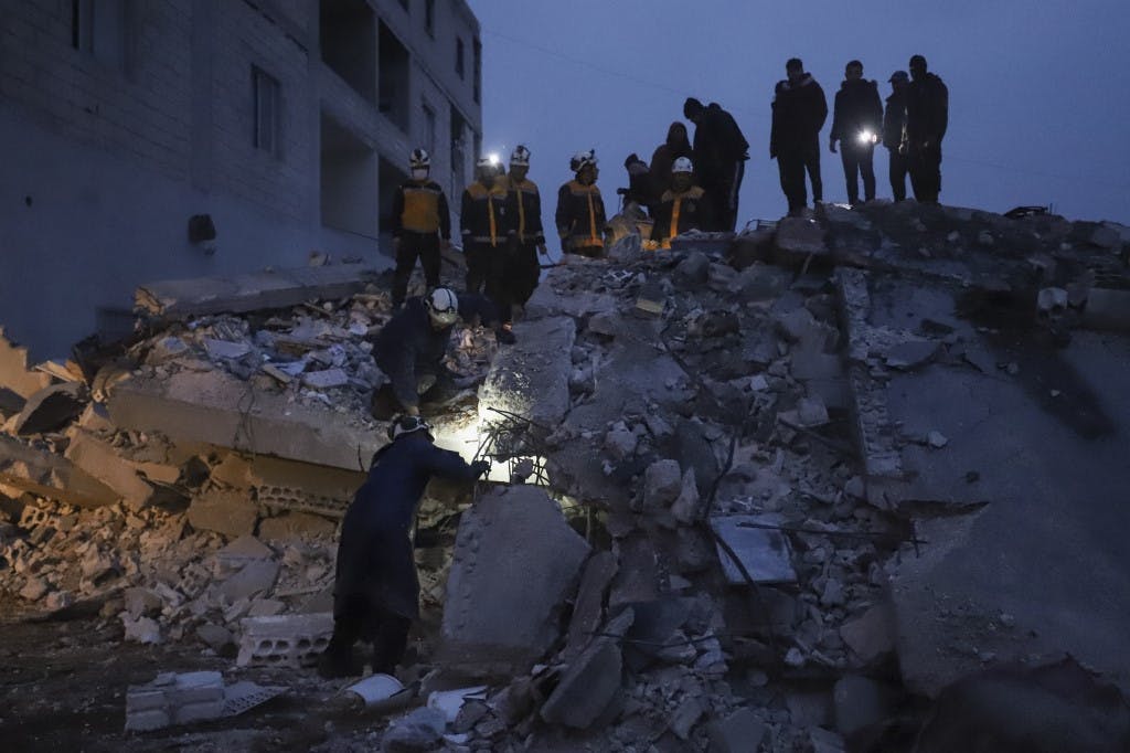 مخالفان دولت سوریه موسوم به کلاه‌سفیدها در حال امدادرسانی به زلزله‌زده‌ها در شمال سوریه