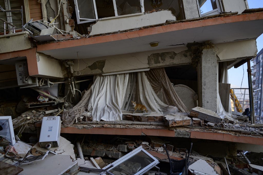 تصویری از ساختمانی در شهر هاتای ترکیه که با زلزله فرو رویخته است. (عکس از Yasin AKGUL / AFP)