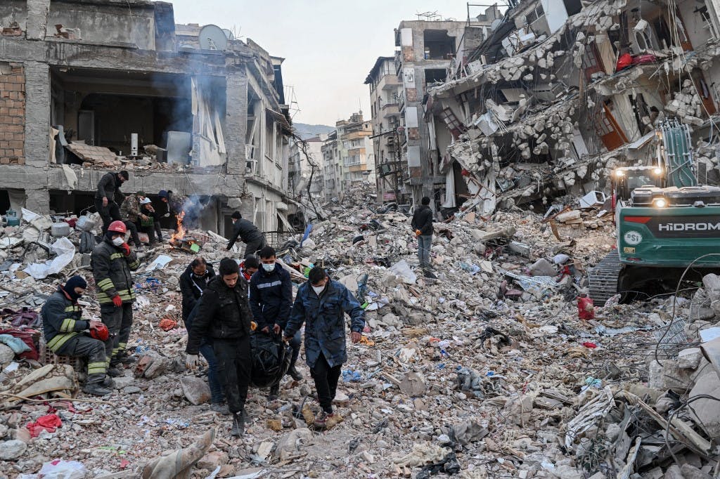 صحنه‌ای از آوار ساختمان‌ها در زلزله ترکیه (عکس از BULENT KILIC / AFP)