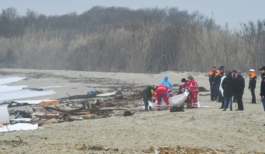 این عکس از خبرگزاری ایتالیایی آنسا در تاریخ ۲۶ فوریه گرفته شده است. در این تصویر امدادگران در حال حمل یک کیسه جسد در محل غرق‌شدن قایق در جنوب کروتون ایتالیا دیده می‌شوند. رسانه ها و خدمات امداد و نجات ایتالیا گزارش دادند که بیش از ۳۰ مهاجر از جمله یک نوزاد کوچک پس از غرق شدن قایق مملو از بار آن‌ها در دریاهای طوفانی در منطقه کالابریای جنوبی ایتالیا جان خود را از دست دادند. (عکس از STRINGER / ANSA / AFP) / Italy OUT