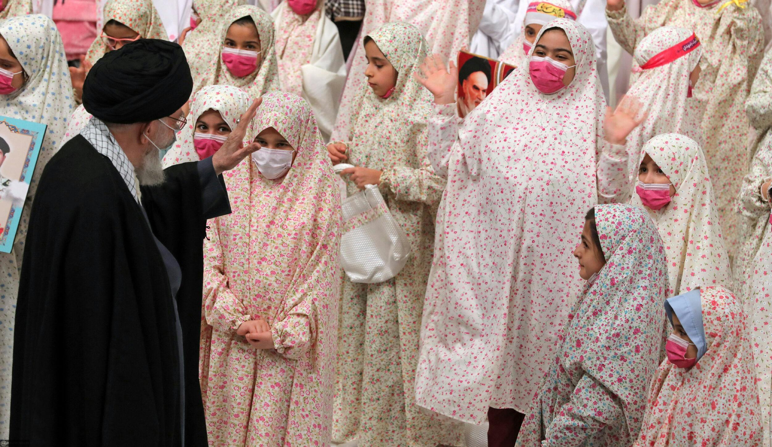 حضور رهبر جمهوری اسلامی در «جشن» تکلیف دختران خردسال، مراسمی که در آن کودکان به رعایت قوانین شرع از جمله حجاب اسلامی ملزم می‌شوند. جمعه ۱۴ دی ۱۴۰۱/ ۳ فوریه ۲۰۲۳ عکس از وبسایت رسمی علی خامنه‌ای