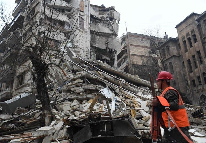 امدادگری ناامید در میانه ویرانه‌های زلزله در سوریه