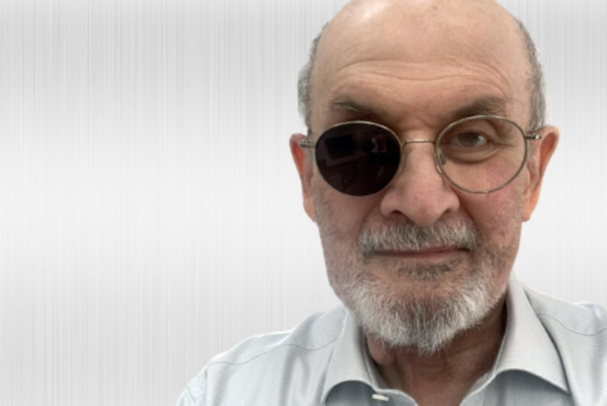 سلمان رشدی بعد از سوءقصد به او از یک چشم نابینا شد