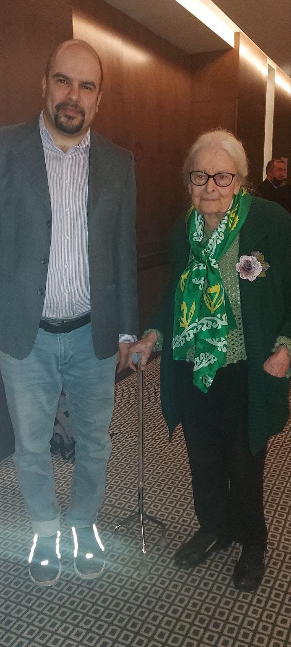 نویسنده این گزارش، میثم بادامچی، در کنار خانم ایونا کوچورادی، مؤسس انجمن فلسفه‌ی ترکیه