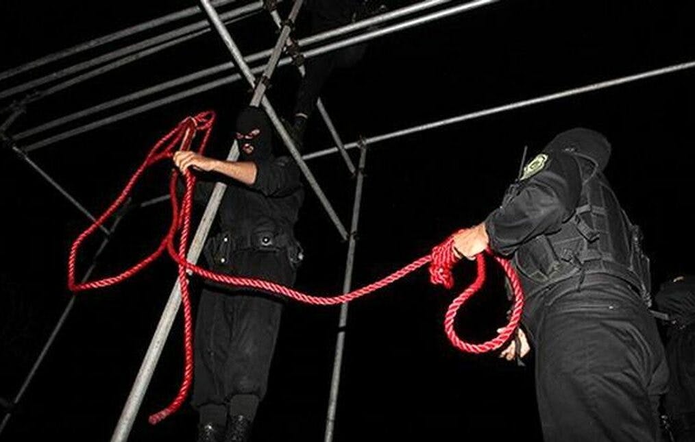 ماموران اعدام در حال مهیا کردن طناب دار/ عکس از خبرگزاری فارس