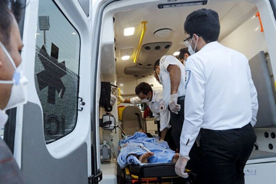 ترور شیمایی: انتقال یک دانش‌آموز به بیمارستان، بروجرد، اسفند ۱۴۰۱، عکس از خبرگزاری ایلنا