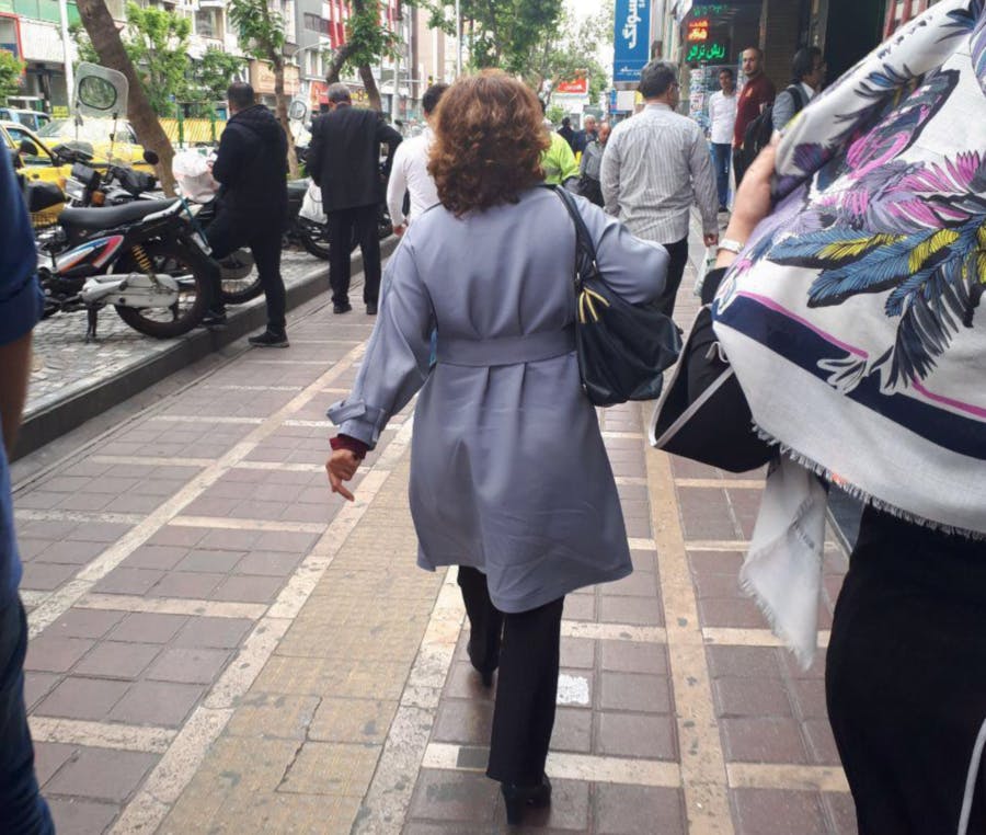 تصویر زنی بدون روسری در یکی از خیابان‌های تهران - عکاس نامشخص