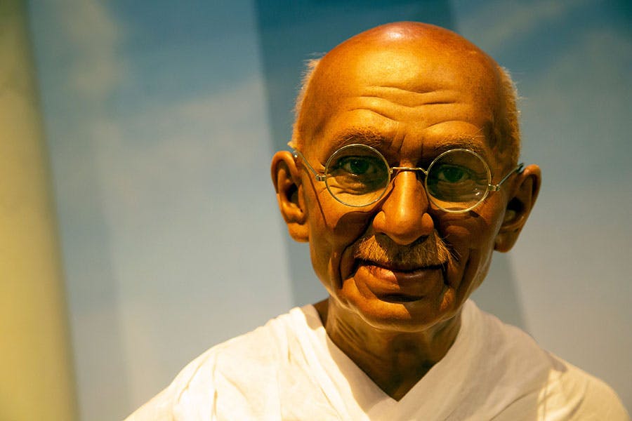 مهانداس کارامچاند گاندی، ۱۸۶۹− ۱۹۴۸ (تصویربرداری از یک مجسمه، Shutterstock)