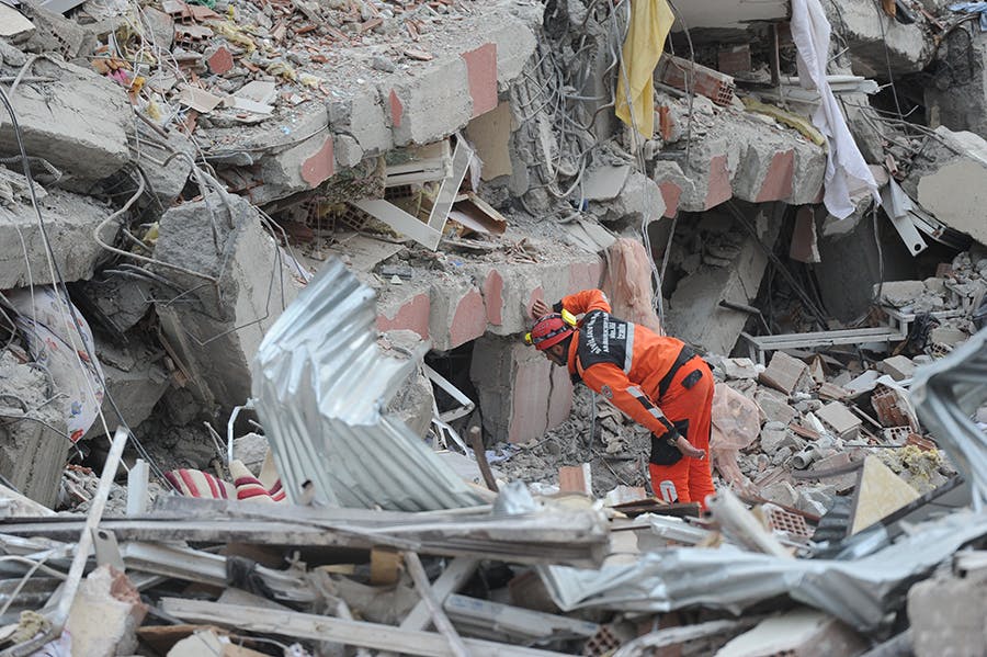 زمین‌لرزه در وان (ترکیه)، ۲۴ اکتبر ۲۰۱۱، عکس از Shutterstock