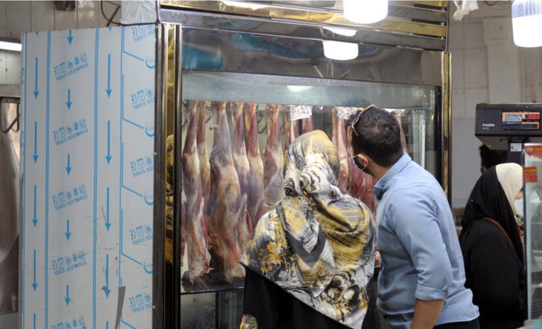قیمت گوشت قرمز به حدود ۵۰۰ هزار تومان رسیده است. یک قصابی در تهران ـ عکس: آرشیو