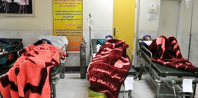 دختران دانش آموز در شهر قم روی تخت بیمارستان پس از مسمومیت با عاملی ناشناس