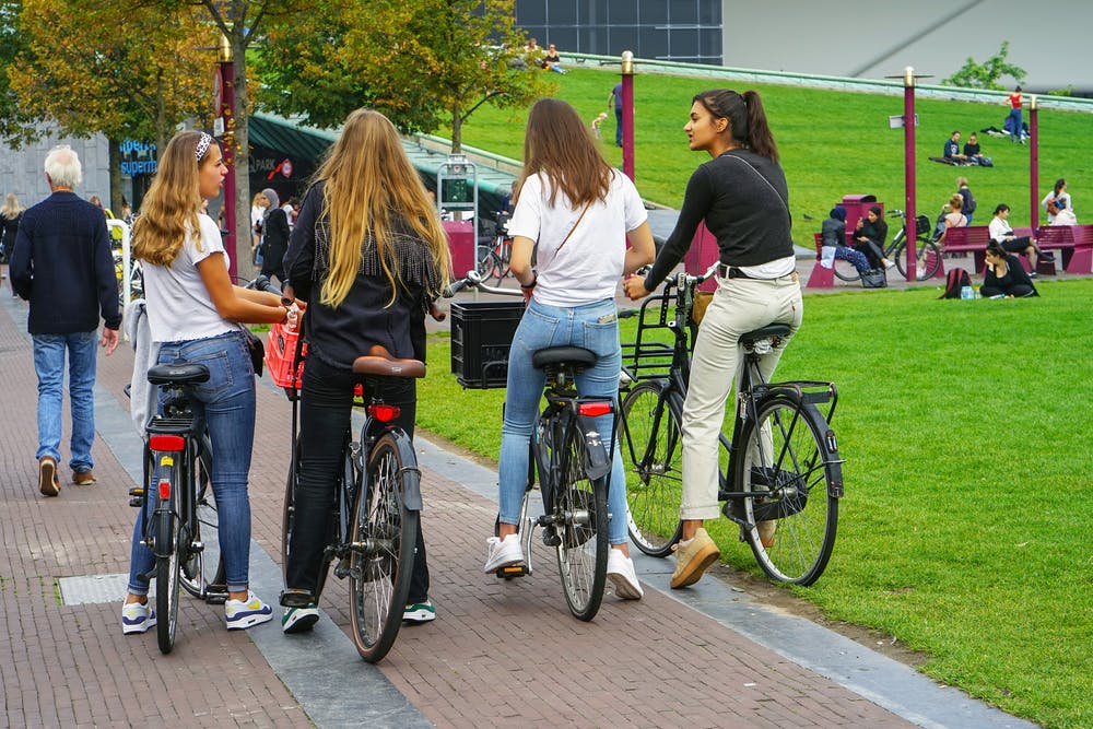 گروهی از دختران دوچرخه سوار در آمستردام