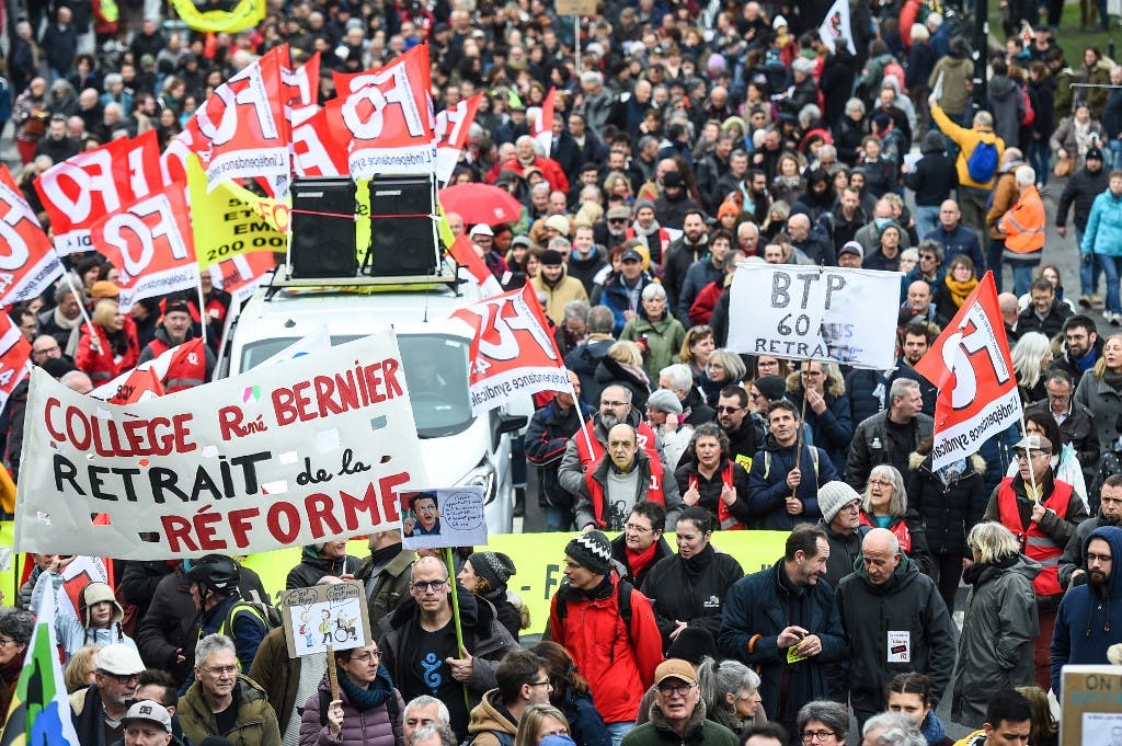 صحنه‌ای از اعتراضات روز شنبه ۱۱ مارس ۲۰۲۳ به اصلاح قانون بازنشستگی در فرانسه (عکس از Sebastien SALOM-GOMIS / AFP)
