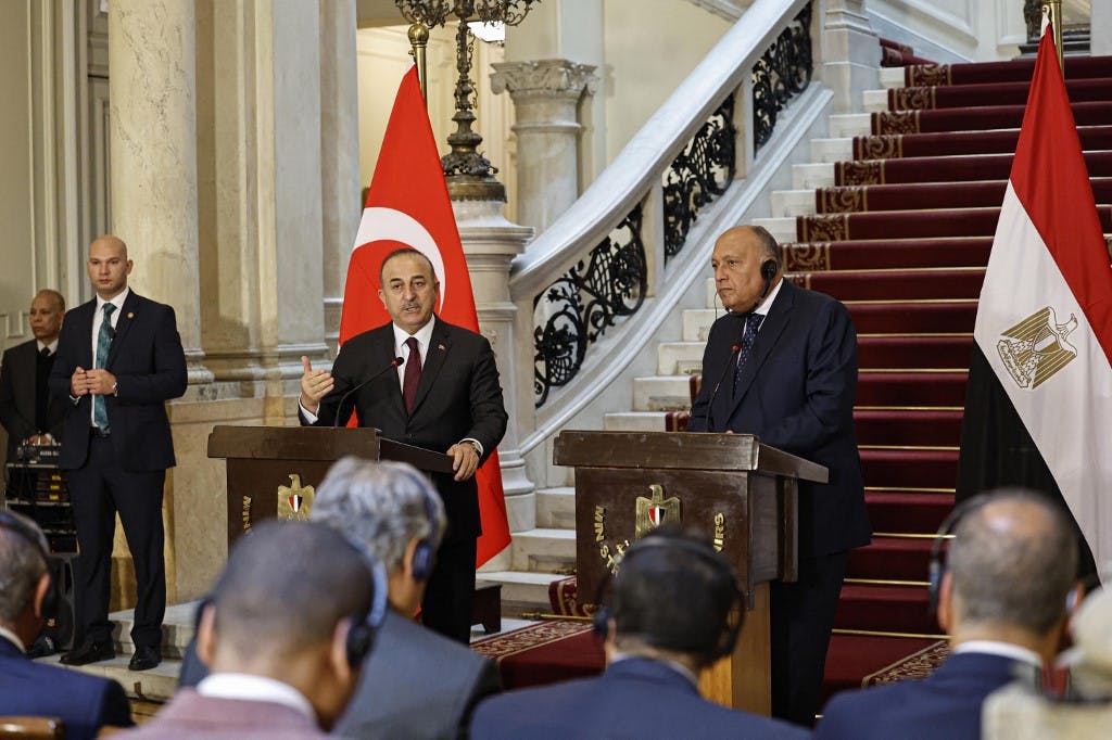 سامح شکری، وزیر امور خارجه مصر و مولود چاووش اوغلو، همتای ترک وی، در ۱۸ مارس ۲۰۲۳ در قاهره یک کنفرانس مطبوعاتی مشترک برگزار کردند. (عکس از خالد دسوکی / خبرگزاری فرانسه)