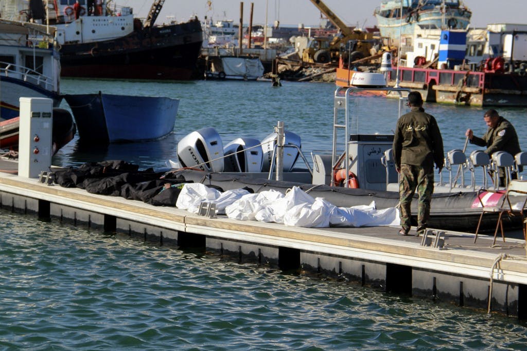 گارد ساحلی تونس در حال بازیابی اجساد ۲۰ پناهجوی جنوب صحرای آفریقا پس از واژگونی قایق آنها در بندر صفاقس - عکس متعلق به رویداد مشابهی در ۲۴ دسامبر ۲۰۲۰ است. (عکس از HOUSSEM ZOUARI / AFP)