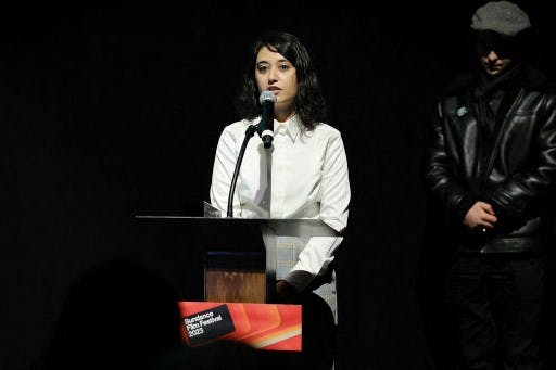 نورا نیاسری هنگام دریافت جایزه از «نگاه مخاطبان» جشنواره فیلم ساندنس در ۲۷ ژانویه ۲۰۲۳ – عکس: خبرگزاری فرانسه
