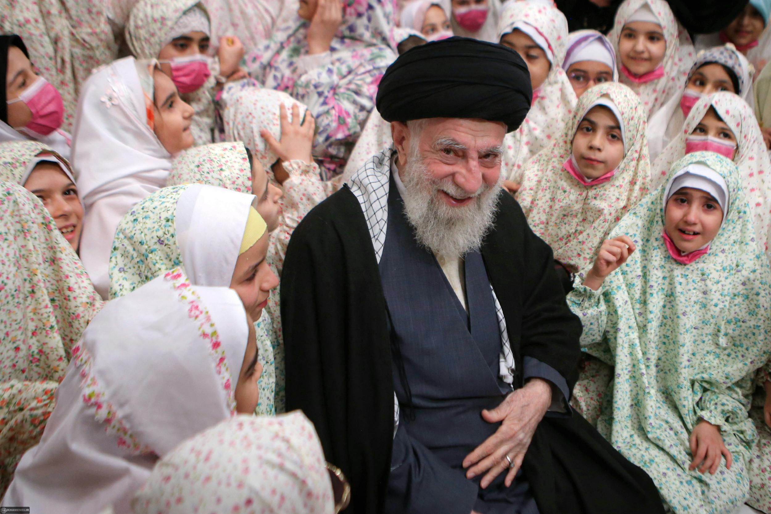 تصویر علی خامنه‌ای در جمع دختران از وب‌سایت رسمی رهبر جمهوری اسلامی ایران
