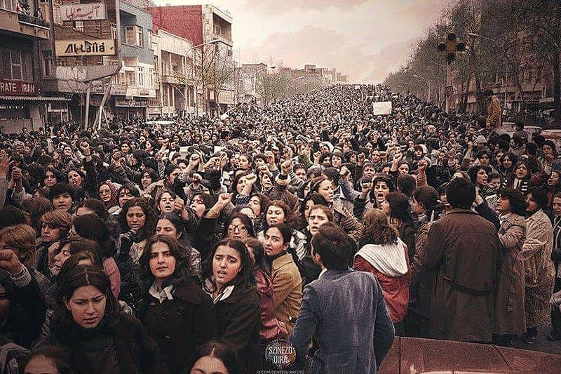 تصویری از زنان در مراسم هشت مارس ۱۳۵۷
