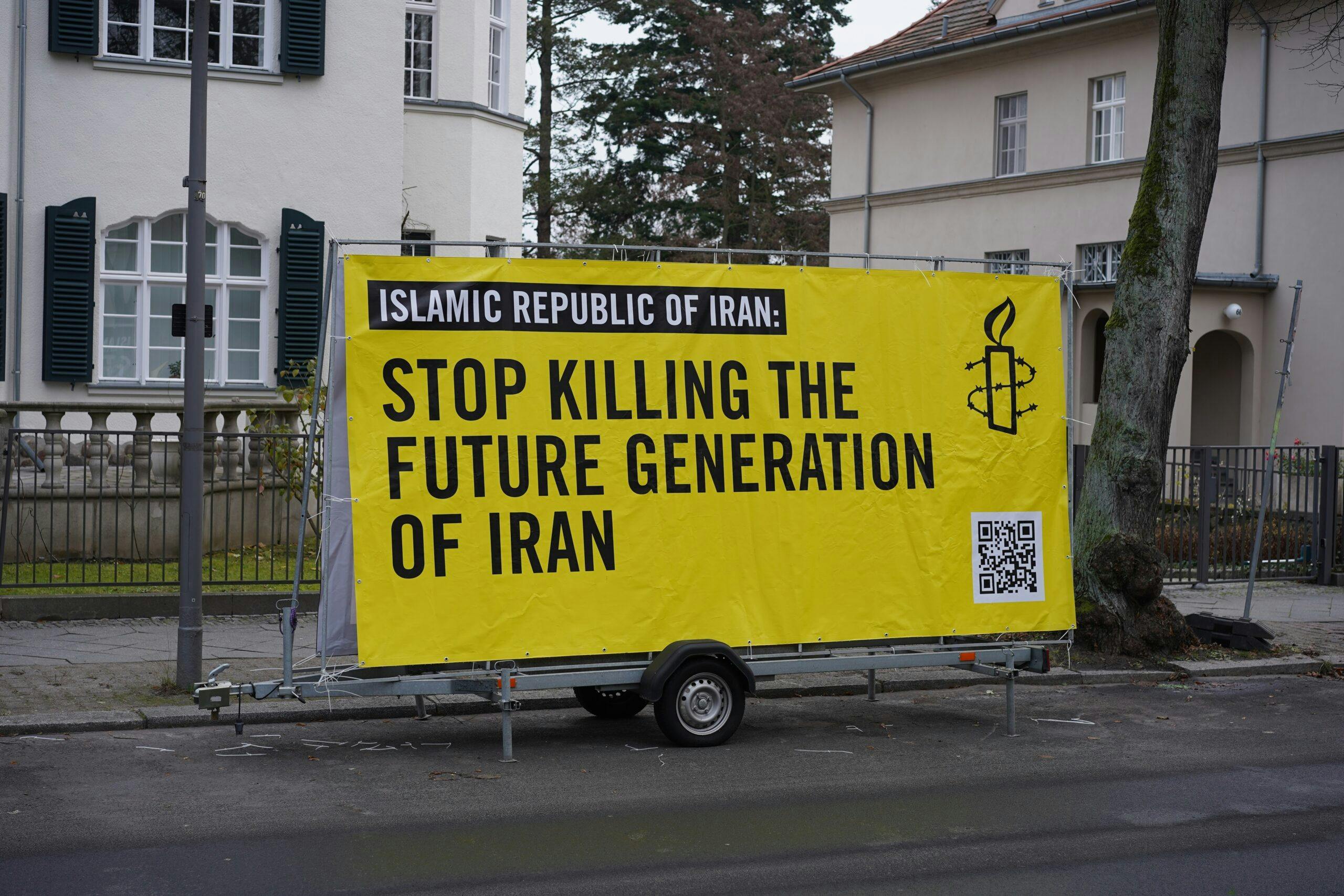 برلین، آلمان - 10 دسامبر 2022: بنر بزرگ عفو بین‌الملل در نزدیکی سفارت ایران در برلین