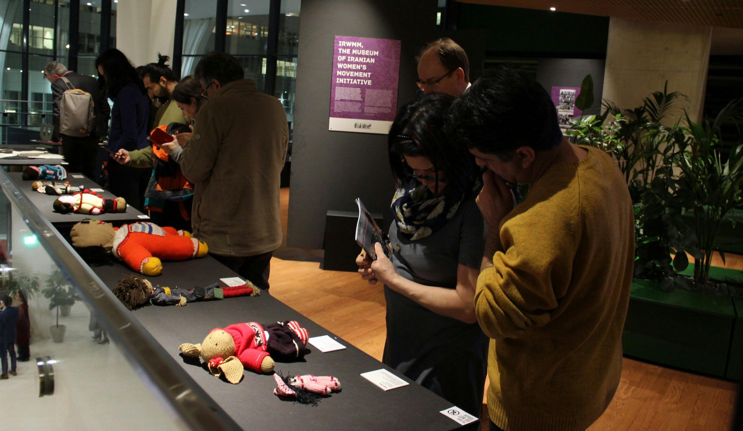 جمعی از بازدیدکنندگان در هشتم مارس ۲۰۲۳ لاهه هلند و برنامه افتتاحیه موزه جنبش زنان ایران با نام «از اوین برای زن، زندگی، آزادی»