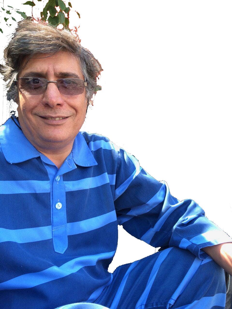 مصطفی عزیزی، فیلم‌ساز و برنامه‌ساز تلویزیونی که پس از «جنبش سبز» به کانادا مهاجرت کرد، در بازگشت به ایران پس از پنج سال از سوی ماموران اطلاعات سپاه پاسداران دستگیر شد و مدتی را در انفرادی گذراند.