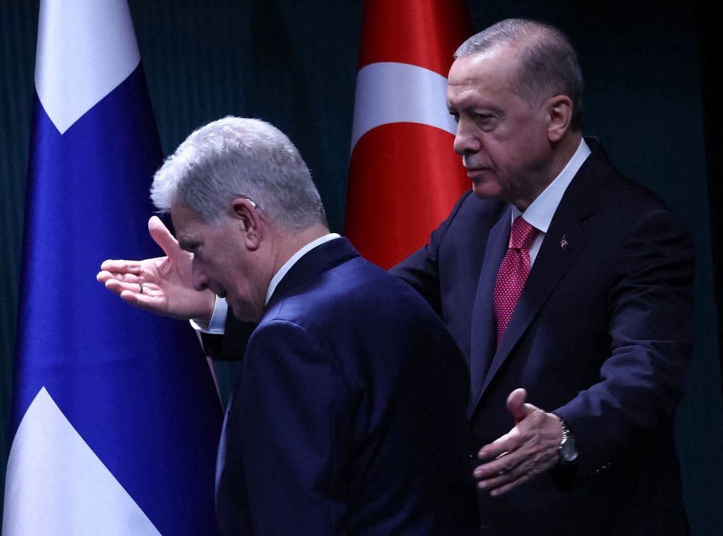 رجب طیب اردوغان، رئیس‌ جمهوری ترکیه هنگام ورود به سالن نشست خبری مشترک دست‌اش را پشت سائولی نیینیستو، رئیس‌ جمهوری فنلاند قرار داده و با دست دیگر به او تعارف می‌کند تا وارد سالن شود.