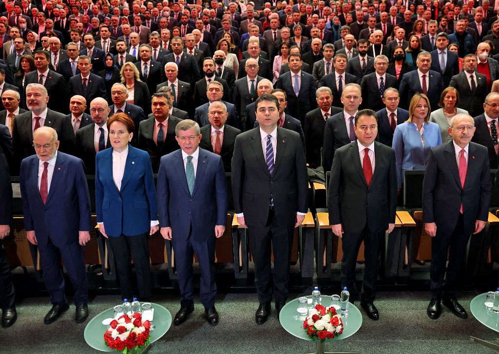 این تصویر، گردهمایی شش حزب اپوزیسیون ترکیه را در سالن بزرگی در آنکارا نشان می‌دهد. رهبران شش حزب جمهوری‌خواه خلق، دموکراسی و پیشرفت، دموکراسی، آینده، نیک و سعادت در جلوی تصویر و اعضا و رهبران این احزاب در پشت تصویر از جا برخاسته‌اند.