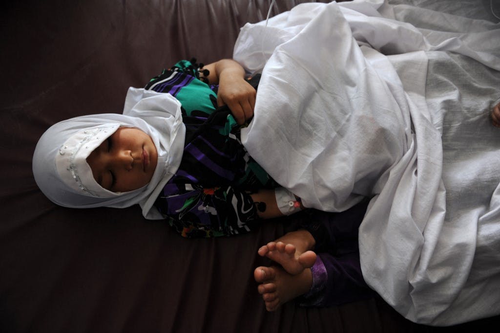 دو دختر مدرسه‌ای افغانستانی در بیمارستانی در مزارشریف پس از مسموم شدن با گاز شیمیایی، ۱۴ مه ۲۰۱۳ ــ عکس: AFP