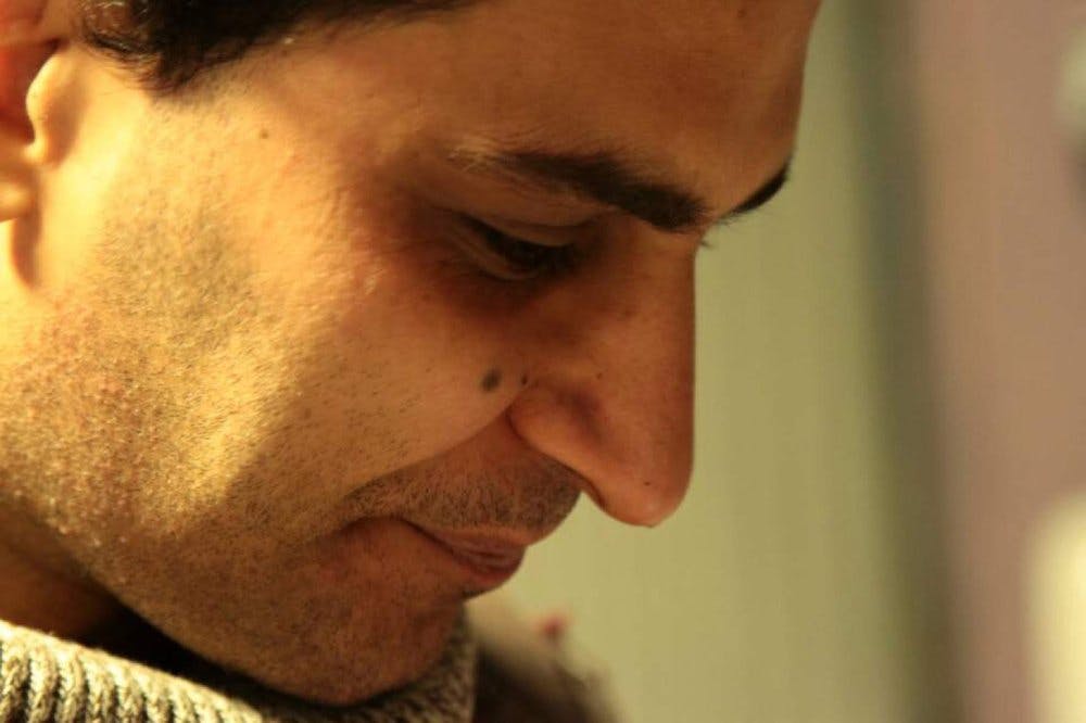 محسن عظیمی، نمایشنامه‌نویس، کارگردان و بازیگر تئاتر (عکس: زمانه)