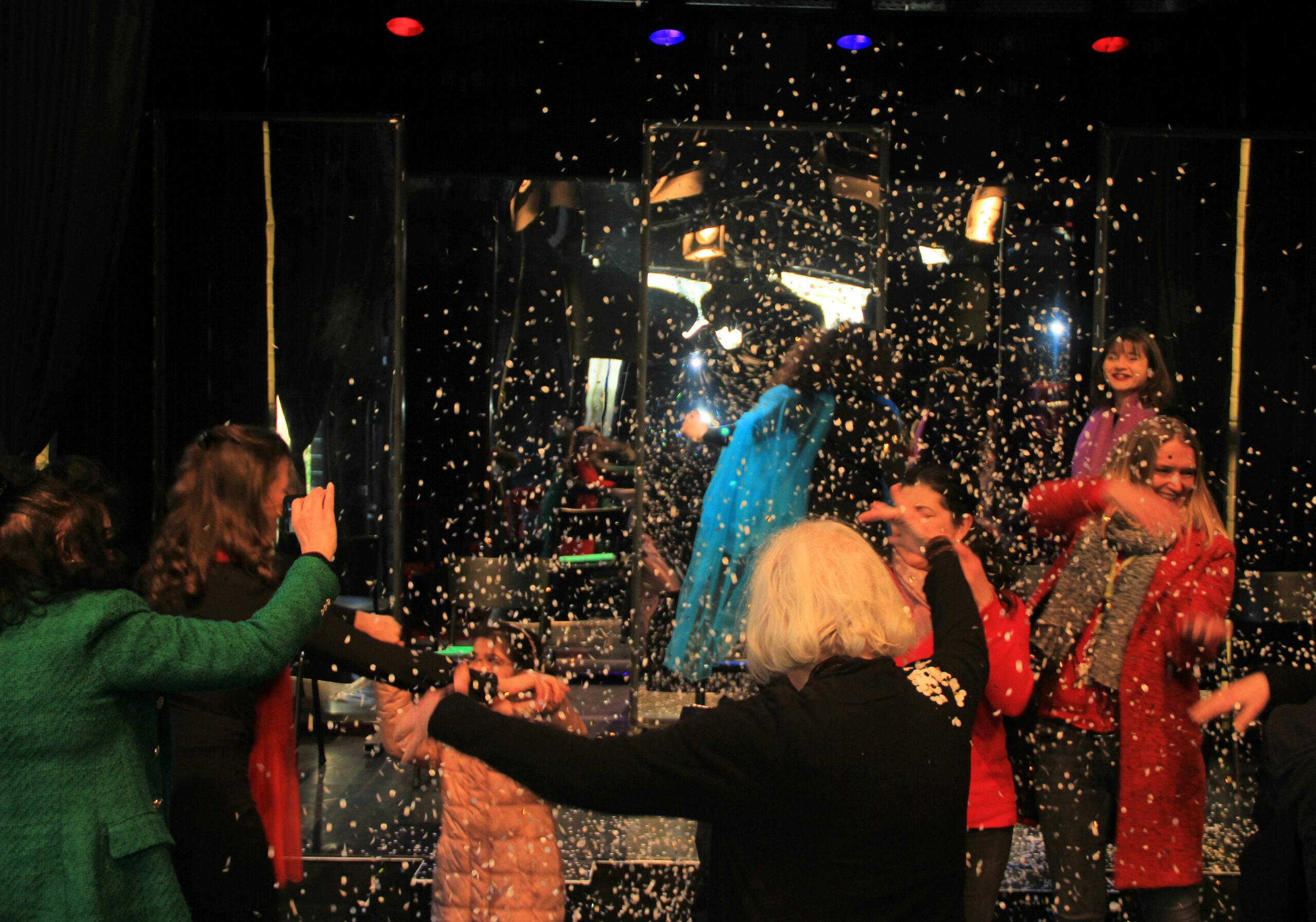 تصویری از رقص بازیگران هلندی گاتان بوچز، سارا لیمانز، اسمه پیترز، لیکه میرز و ویلمینه لیمبورخ با تعدادی از حضار