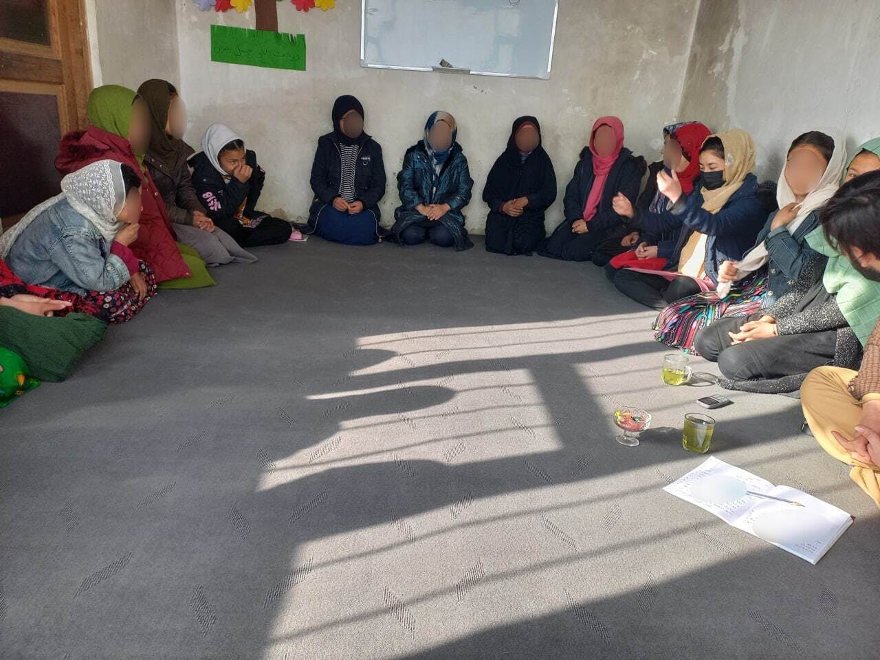 جمع شاگردان دختر یک کلاس زیر زمینی آموزش به دختران در نقطه‌ای از افغانستان تحت حکومت طالبان