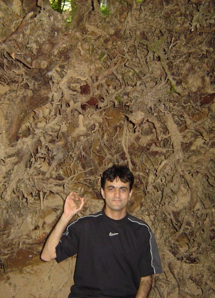سعید ملک‌پور، زندانی محکوم به اعدام که حکم او به حبس ابد تغییر پیدا کرد و موفق شد از ایران فرار کند. یکی از شخصیت‌های مجموعه مستند انفرادی