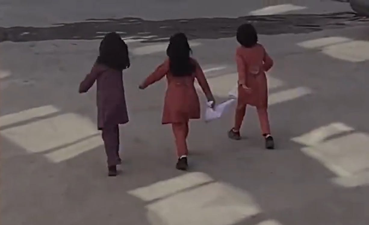 سه دختر دبستانی شعار «زن، زندگی، آزادی» سرمی‌دهند، ۲۵ مهر ۱۴۰۱ ــ عکس: از ویدئوی منتشرشده در شبکه‌های اجتماعی