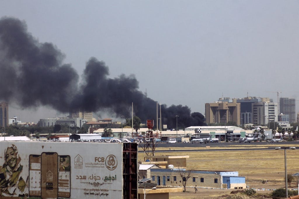 شبه نظامیان واکنش سریع و ارتش سودان در روز ۱۵ آوریل ۲۰۲۳ درگیر شدند. دود انبوهی بر فراز فرودگاه خارطوم دیده می‌شود.