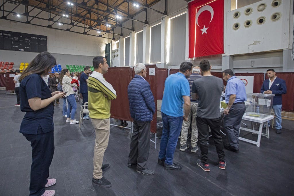 انتخابات ترکیه ۲۰۲۳. در روز ۲۷ آوریل رأی‌گیری در شعبه‌های خارج از کشور شروع شد. عکس از AFP: شعبه رأی‌گیری در قبرس شمالی