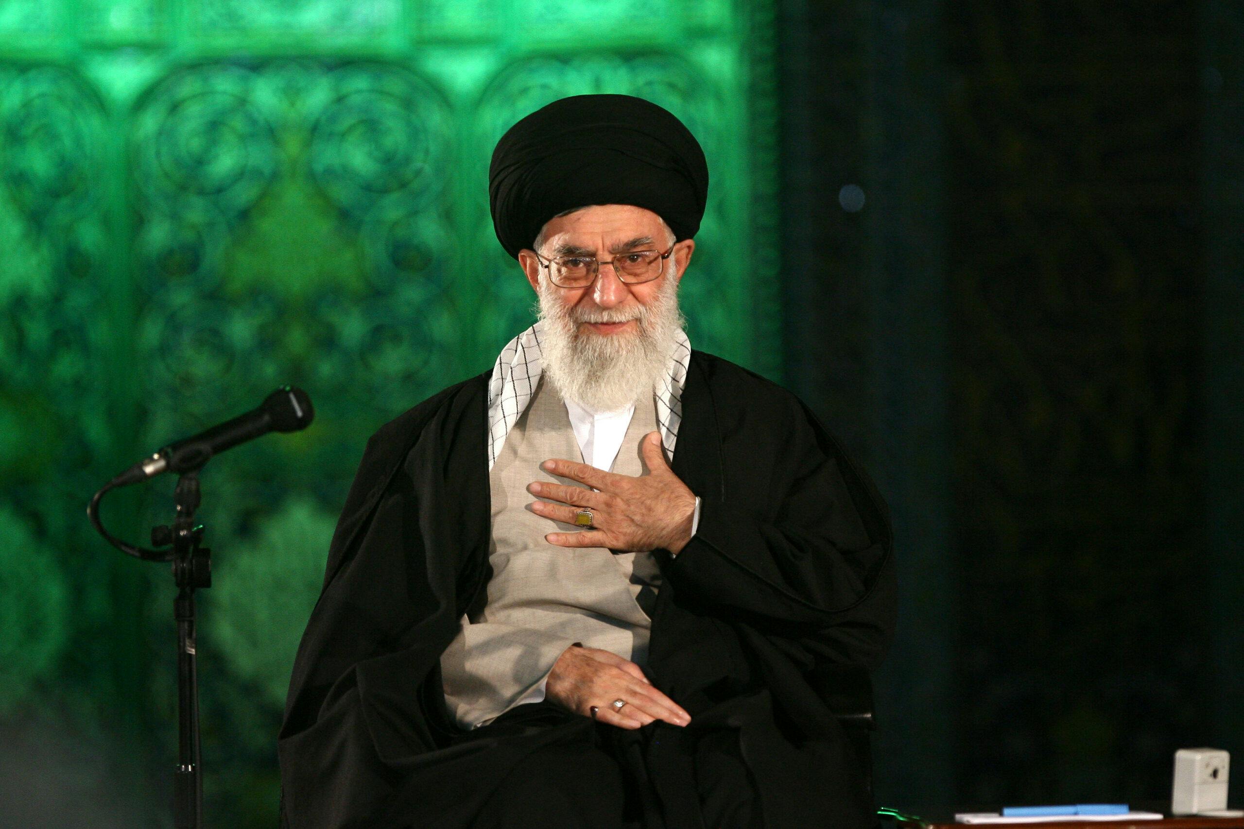 تصویری تزئینی از علی خامنه‌ای