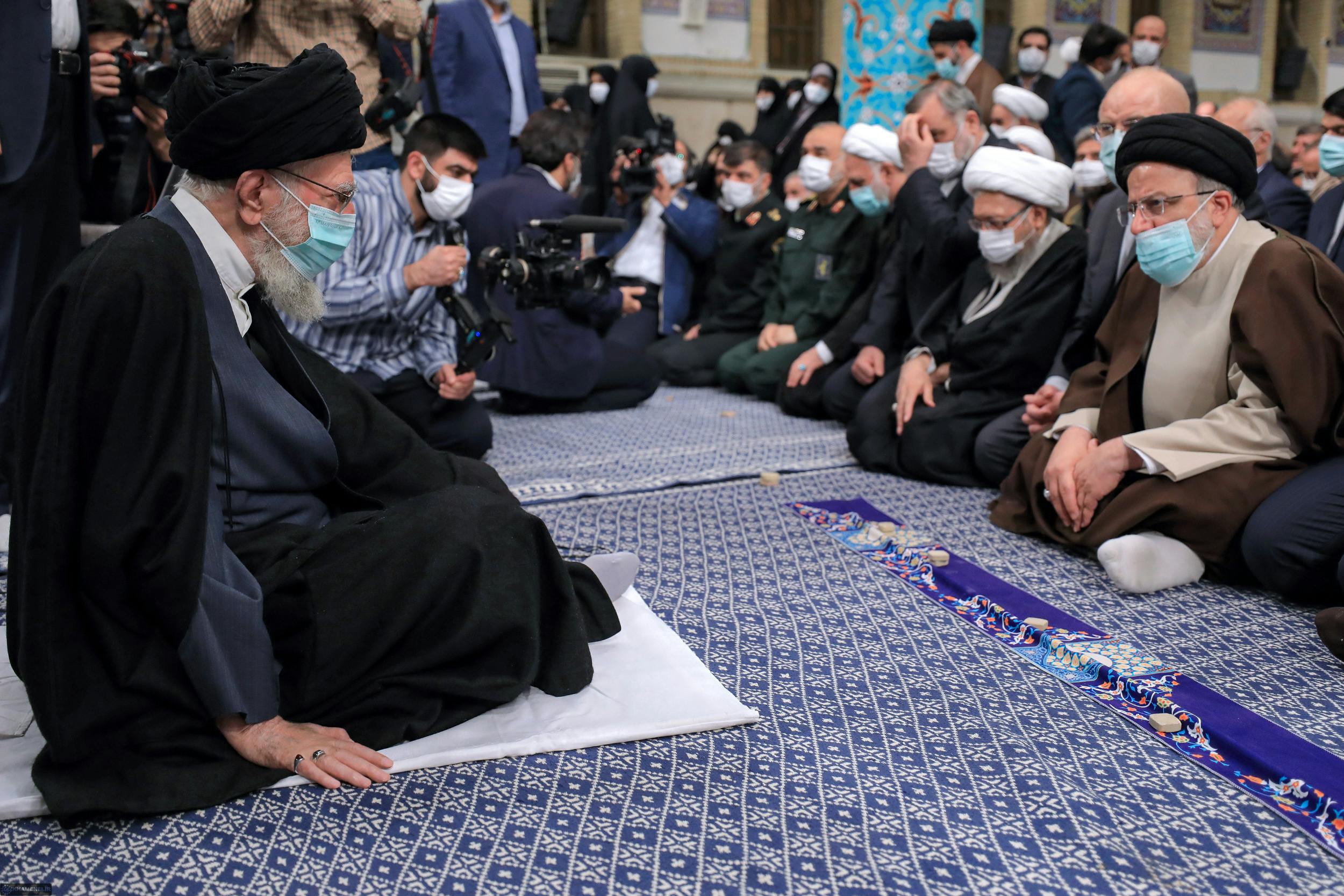 خامنه‌ای در دیدار رمضانی با کارگزاران نظامش. روی زمین در برابر ابراهیم رئیسی و مدیران دولتی نشسته است