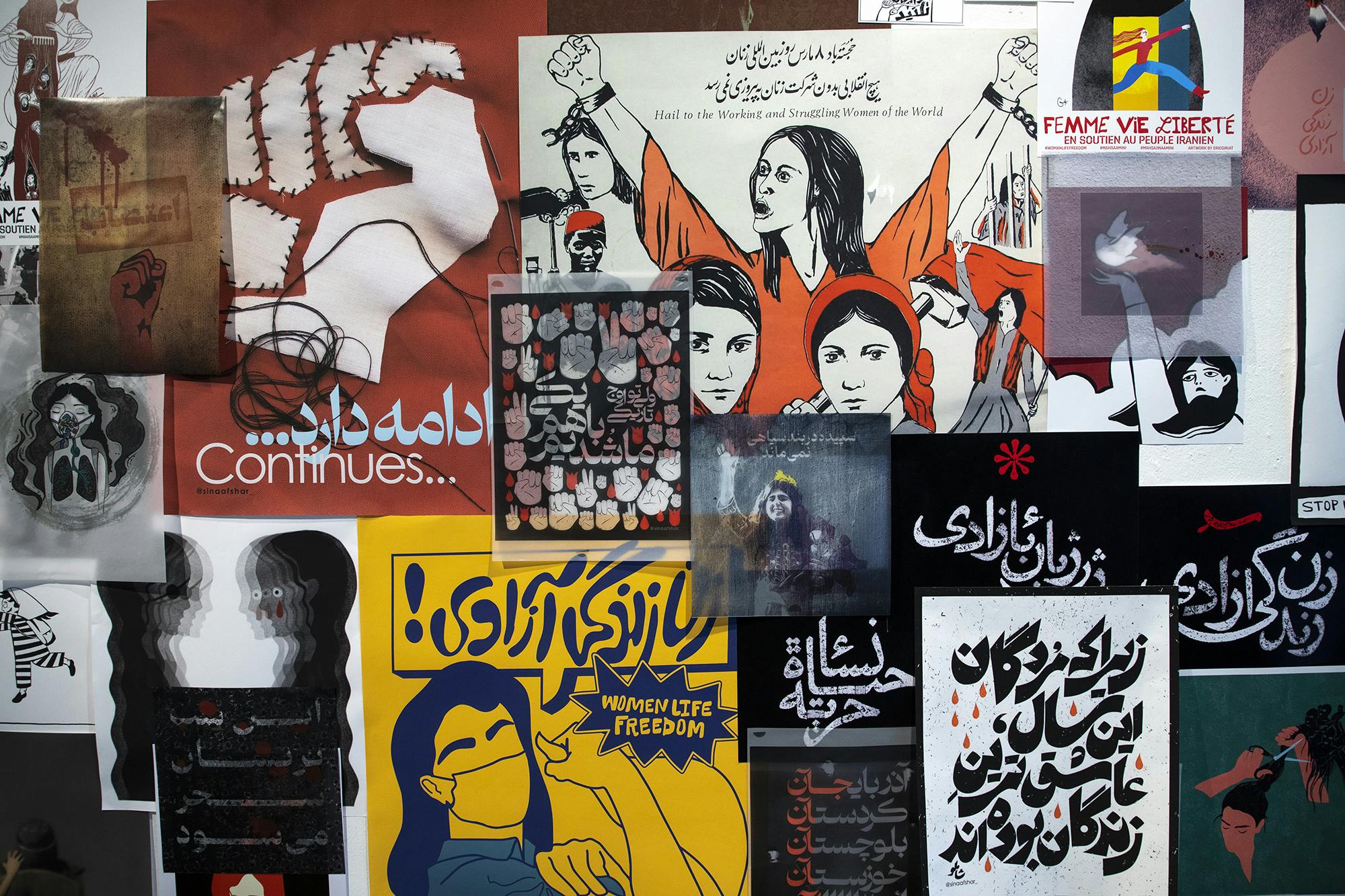 پوسترهای زن زندگی آزادی روی دیوار