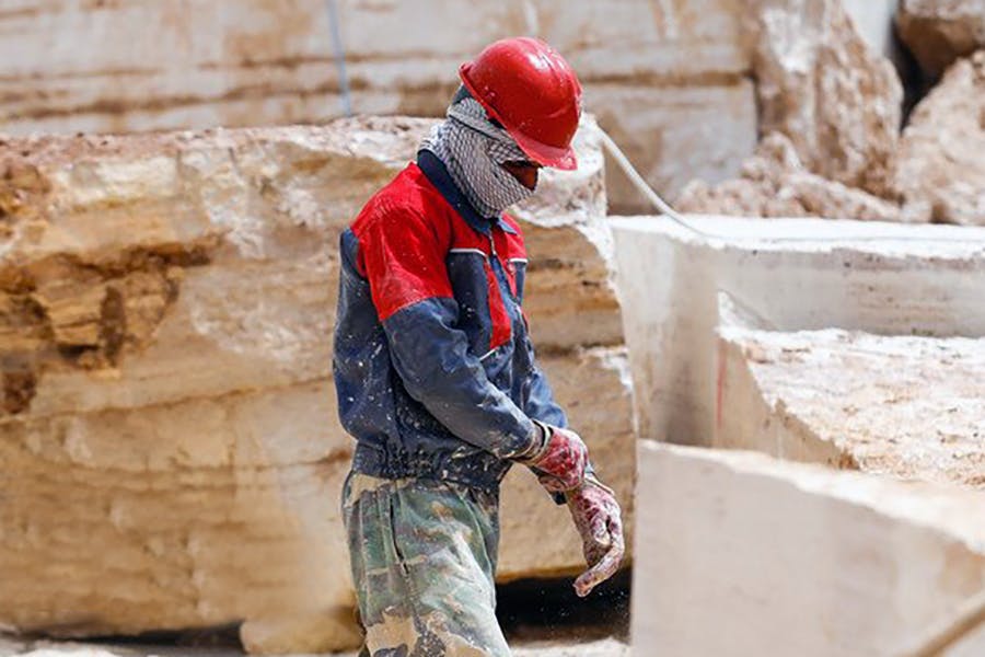 کارگران افغانستانی بخش عمده‌ای از نیروی کار در صنعت سنگ و معدن را تشکیل می‌دهند. برده‌داری نوین عنوان شایسته‌ی نوع به کار گماردن آنان است.