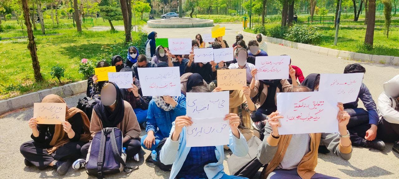 گروهی از دانشجویان دانشکده علوم اجتماعی دانشگاه تهران در اعتراض به سرکوب تجمع کردند. ۲۷ فروردین ۱۴۰۱