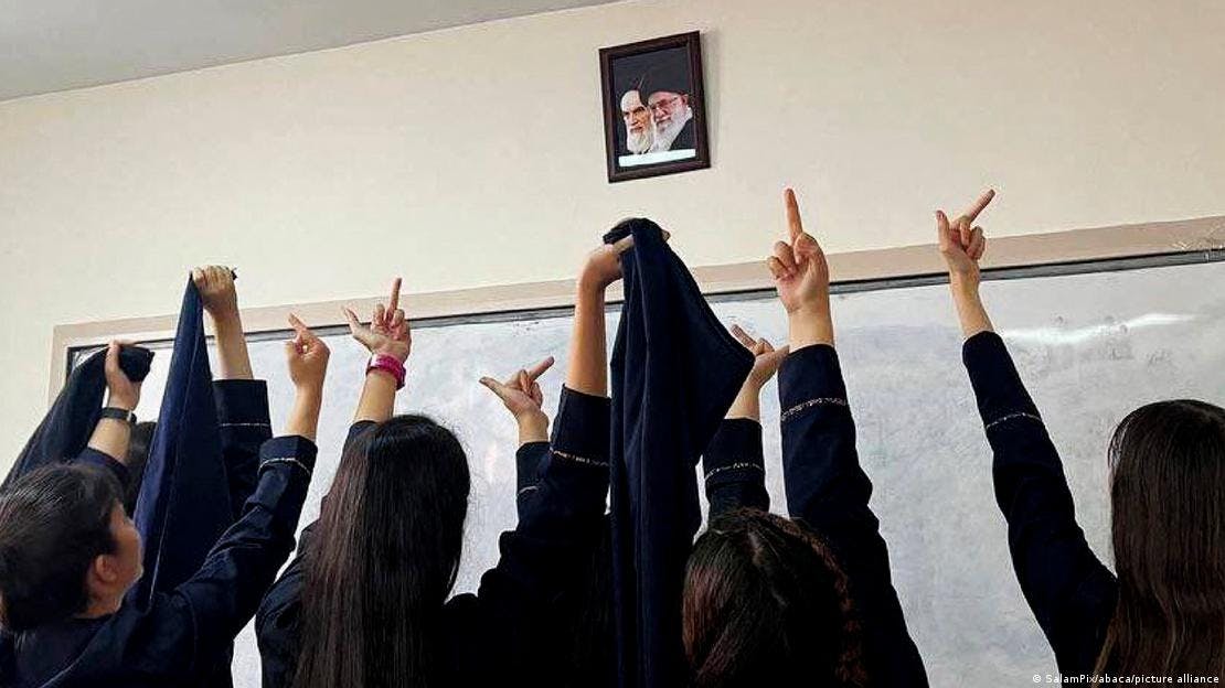 دختران دانش‌آموز عکس خامنه‌ای را مسخره می‌کنند
