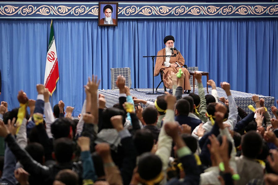 خامنه‌ای در سخنرانی ۲۸ فروردین ۱۴۰۲. او در این سخنرانی با مراجعه به نظر مردم و برگزاری رفراندم مخالفت کرد