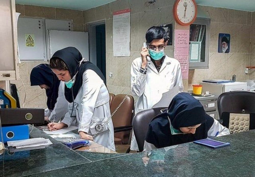 روز به روز بر تعداد پزشکان و پرستارانی که از ایران مهاجرت می‌کنند افزوده می‌شود