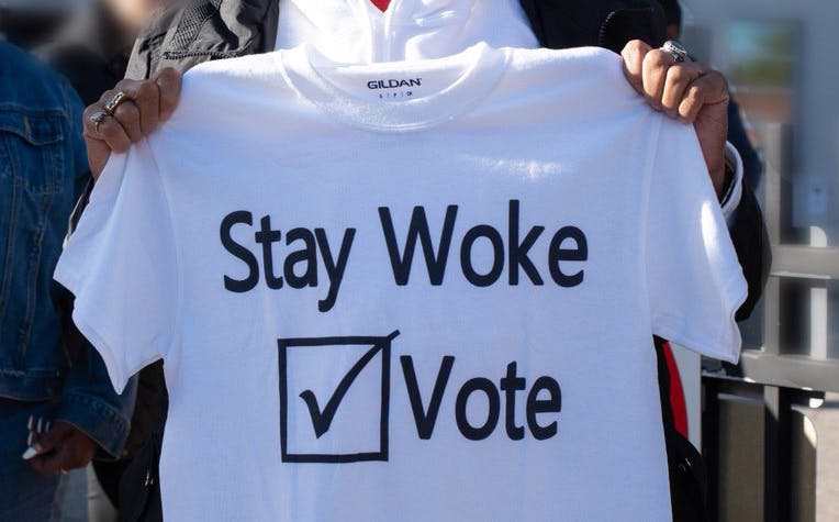 stay woke − از یک تظاهرات، منبع: شبکه‌های اجتماعی