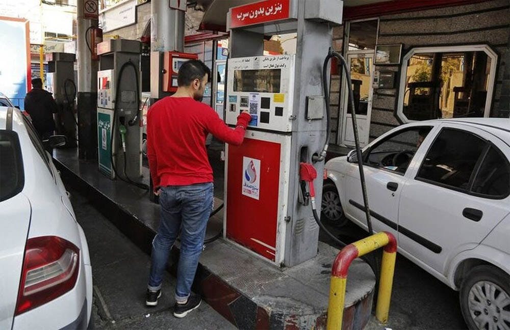 در ایران بنزین کم است و انتظار در پمپ بنزین‌ها طولانی‌تر شده.