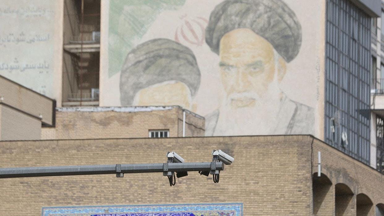 تصویر تزئینی: دوربین‌های مداربسته و پشت سر آن‌ها یک نقاشی از خامنه‌ای و خمینی