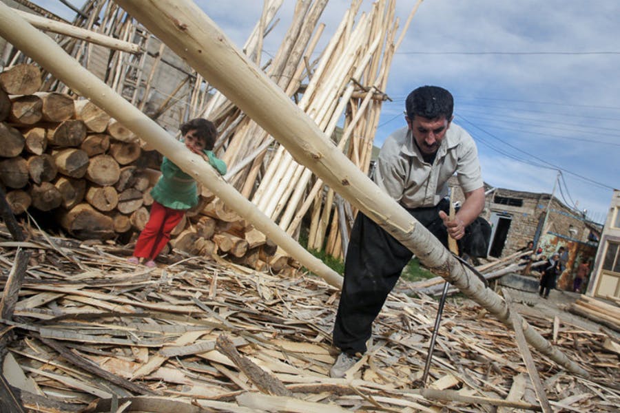 کارگر معلول کارگاه چوب - سنندج، عکاس: فرهاد مطاعی (ایسنا)، اردیبهشت ۱۳۹۳
