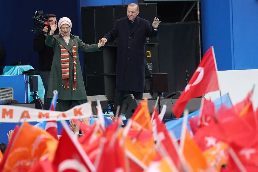 رجب طیب اردوغان و همسرش در یک گردهمایی انتخاباتی، آنکارا، ۳۰ آوریل ۲۰۲۳ − عکس از: Adem ALTAN / AFP