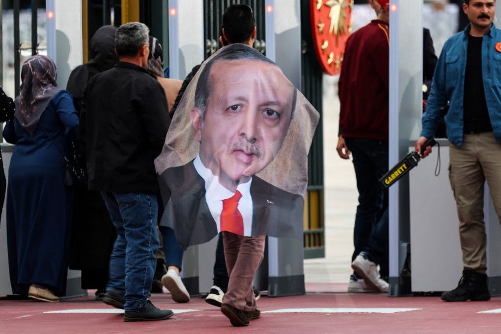 انتخابات ترکیه با پیروزی اردوغان به پایان رسید. تصویر او بر دوش یکی از هوادارانش در آنکارا. Photo by Adem ALTAN / AFP